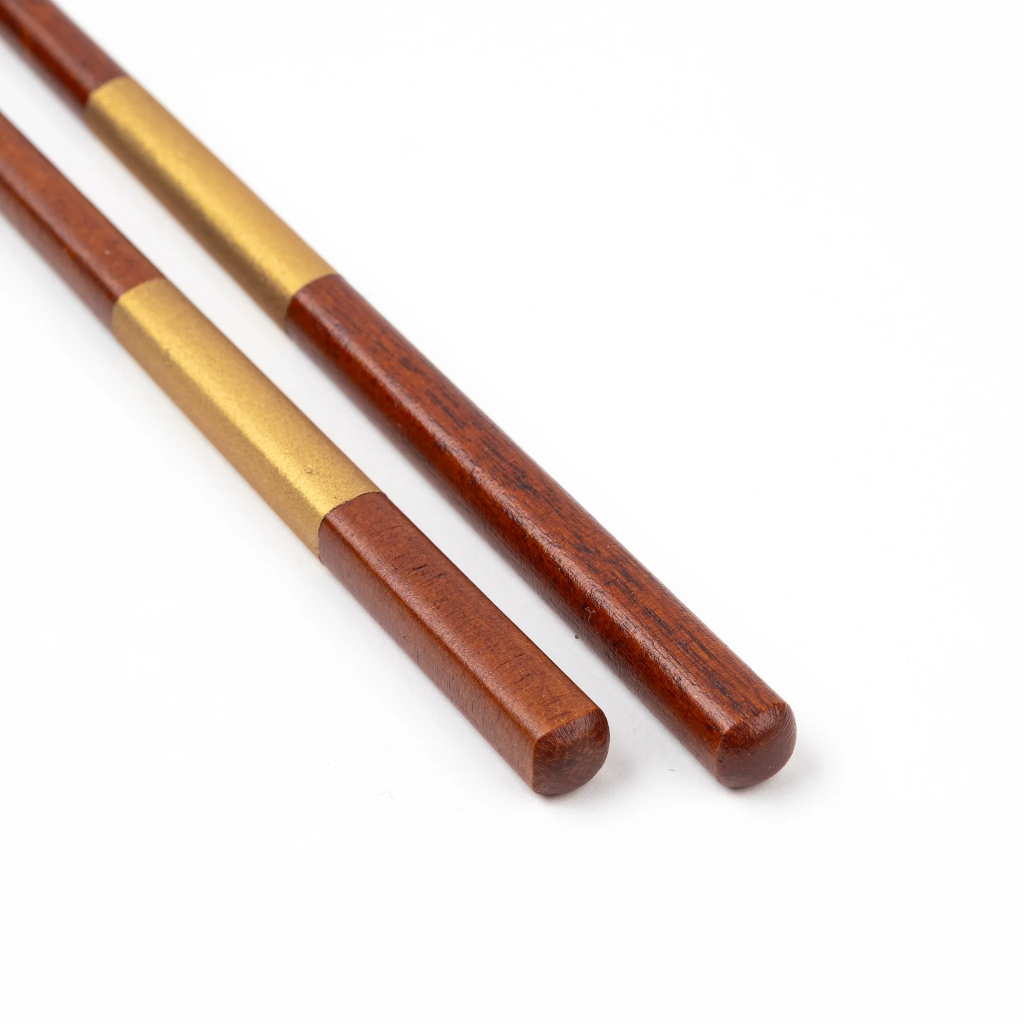 Gold Ichimatsu Lacquer Chopsticks with Maneki-neko Paulownia Gift Box - Image 3